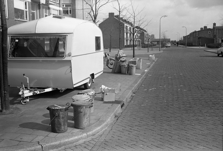 811362 Afbeelding van vuilnisemmers aan de straatkant en een op de stoep geparkeerde caravan in de Zwanenvechtlaan te ...